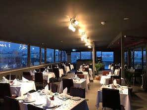 2 restaurantes, é servido jantar