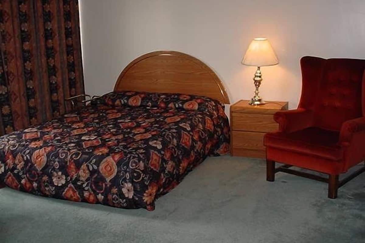 Een bureau, gratis wifi, beddengoed