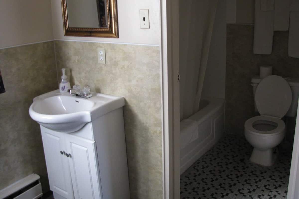 Een bad/douchecombinatie, gratis toiletartikelen, handdoeken