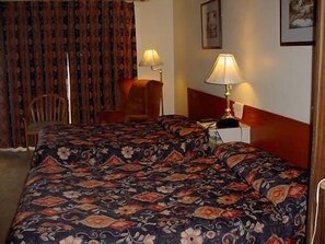 Escritorio, wifi gratis y ropa de cama 