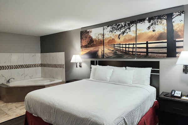 Studio Suite, 1 King Bed, Non Smoking | Free WiFi, bed sheets