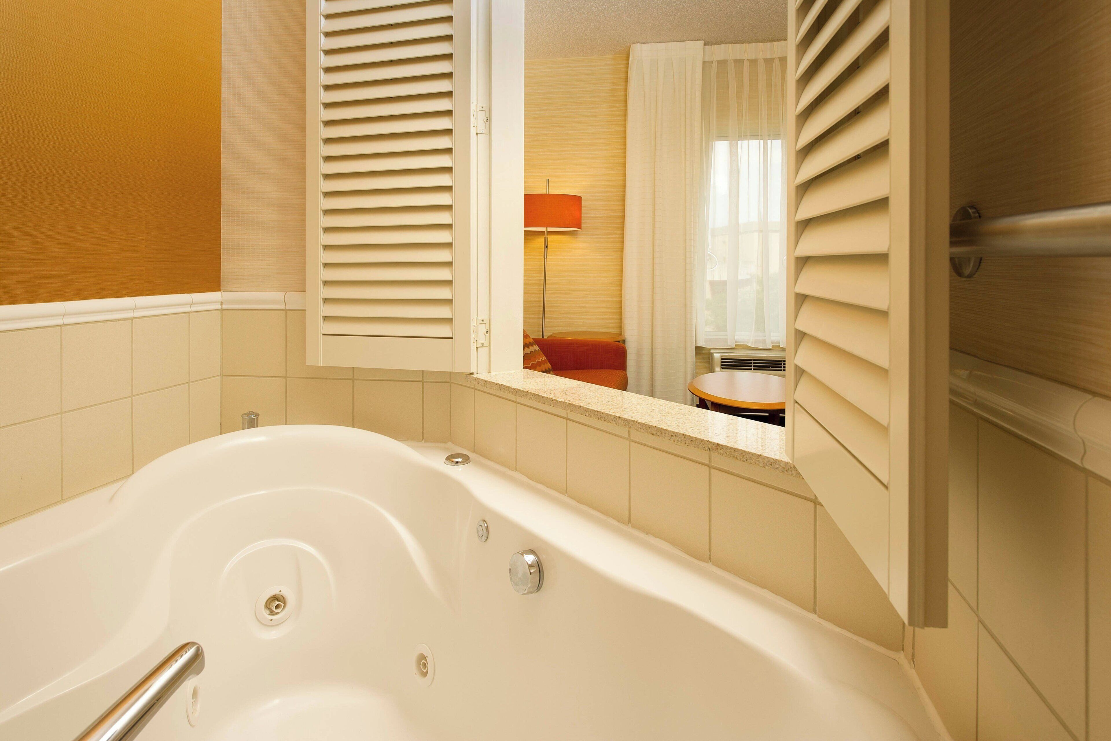 studio, 1 king bed with sofa bed | pool