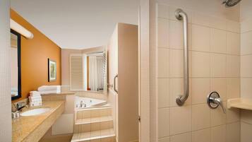 Combined shower/tub, free toiletries, hair dryer, towels