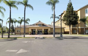 Exterior - Homewood Suites by Hilton Bakersfield (Bakersfield)