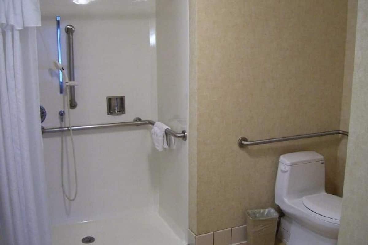 Baño | Tina con regadera, amenidades de baño gratuitas, secadora de cabello