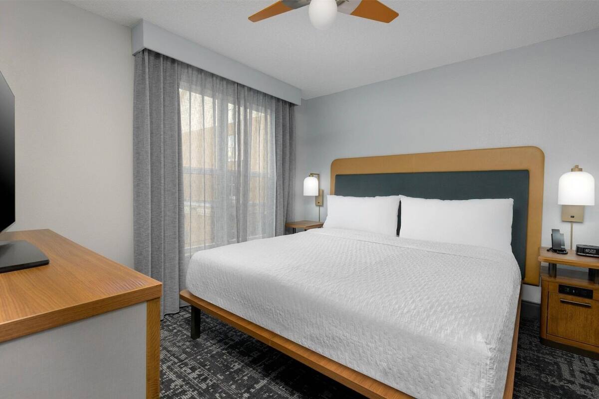 Peralatan tempat tidur premium, meja, langsir/tirai gelap terus 