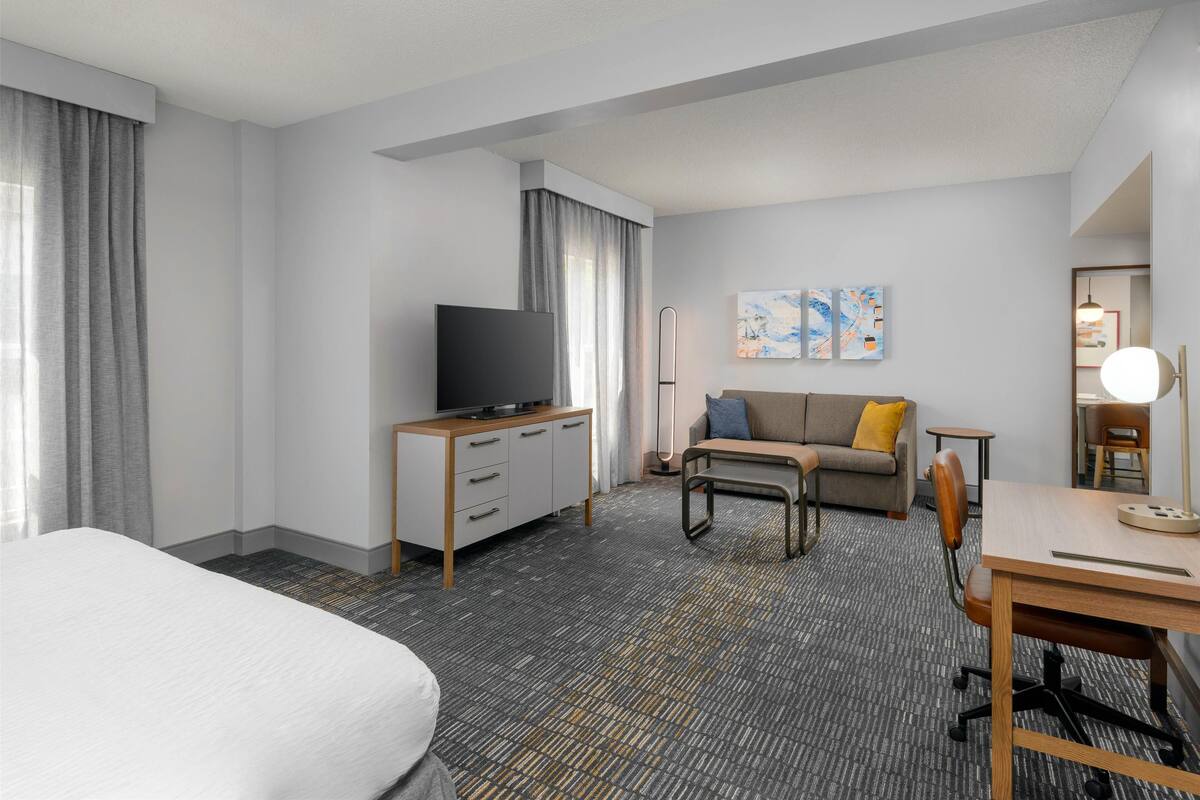 Peralatan tempat tidur premium, meja, langsir/tirai gelap terus 