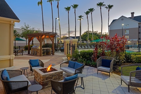 Terrazza/patio. Homewood Suites by Hilton® Orlando-UCF Area