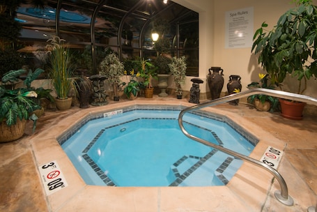 Una piscina techada, abierta desde las 07:00 hasta las 23:00, sombrillas. Holiday Inn Express & Suites Sharon-Hermitage by IHG