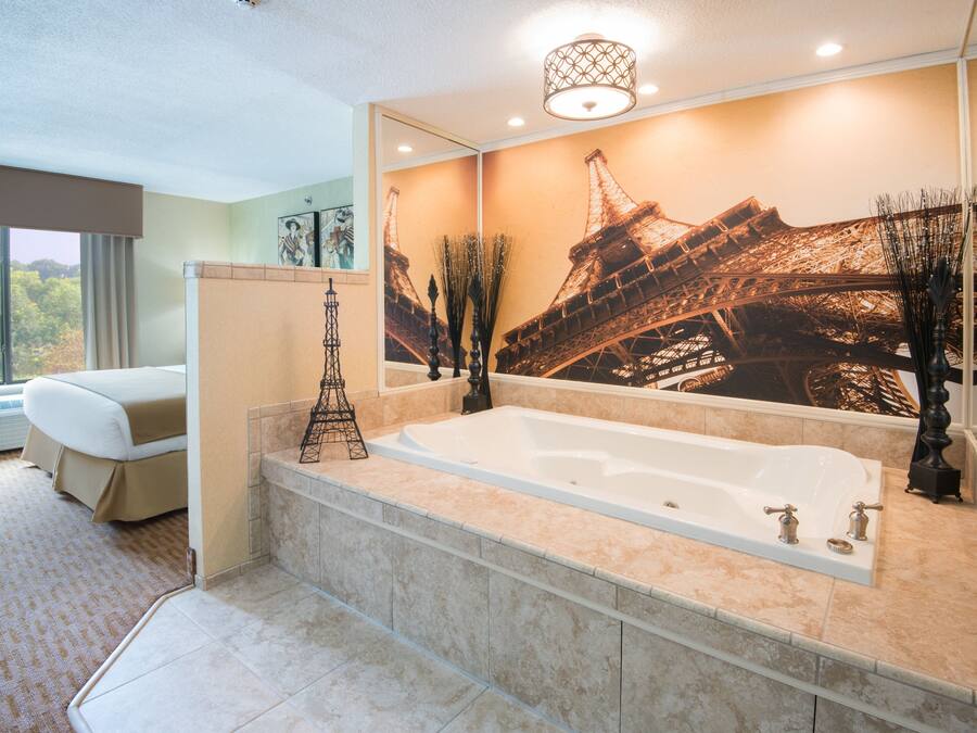 Caja de seguridad en la habitación, escritorio y cortinas blackout