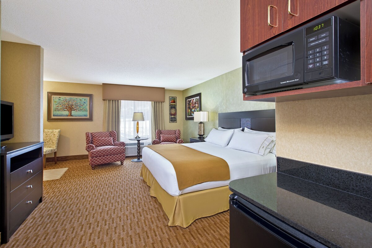 Suite, 1 King Bed, Jetted Tub, Courtyard View | In-room safe, desk, blackout drapes, iron/ironing board