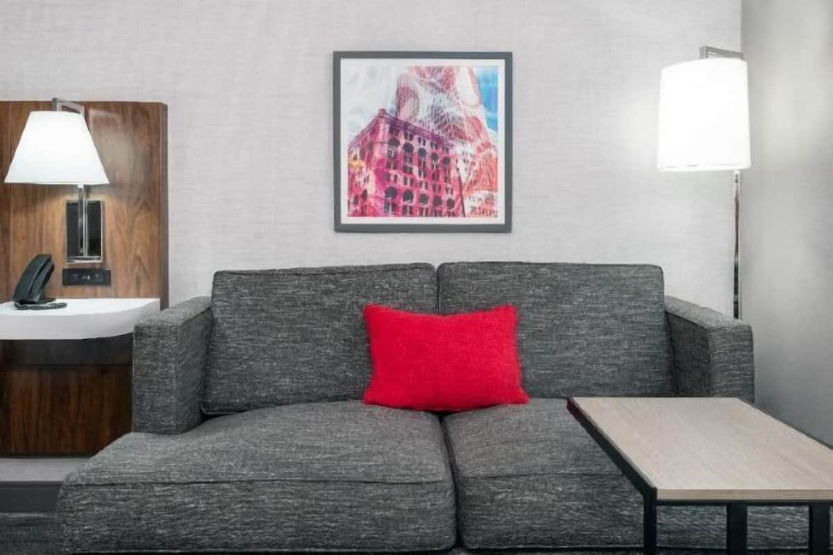 Oleskelualue | 60–tuumainen taulutelevisio, jossa kaapelikanavat