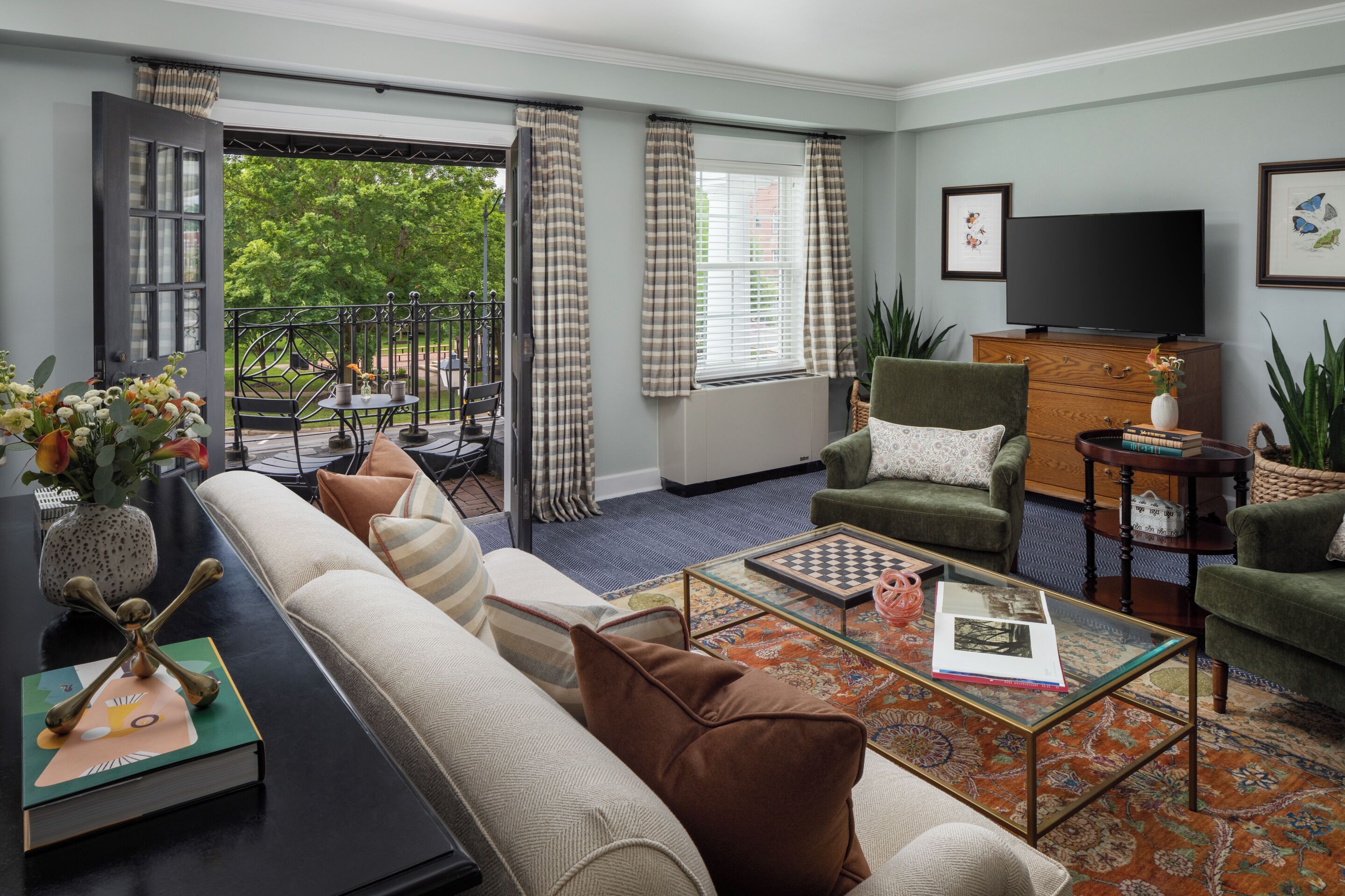 king suite + sofa bed | blackout curtains, iron/ironing board, free wifi, bed sheets