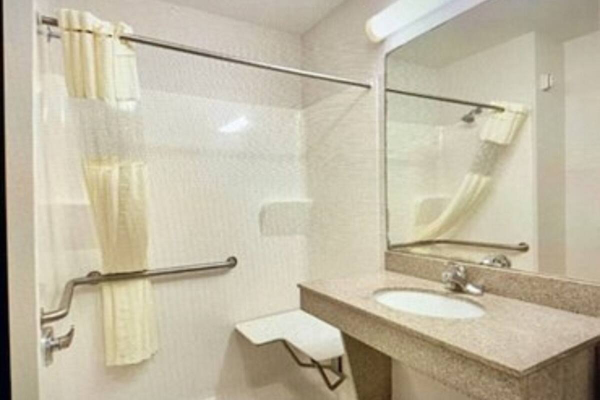 combined shower/bathtub, free toiletries, hair dryer, towels