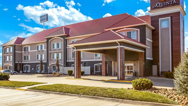 Hotel La Quinta con entrada cubierta, varios pisos y cielo despejado.
