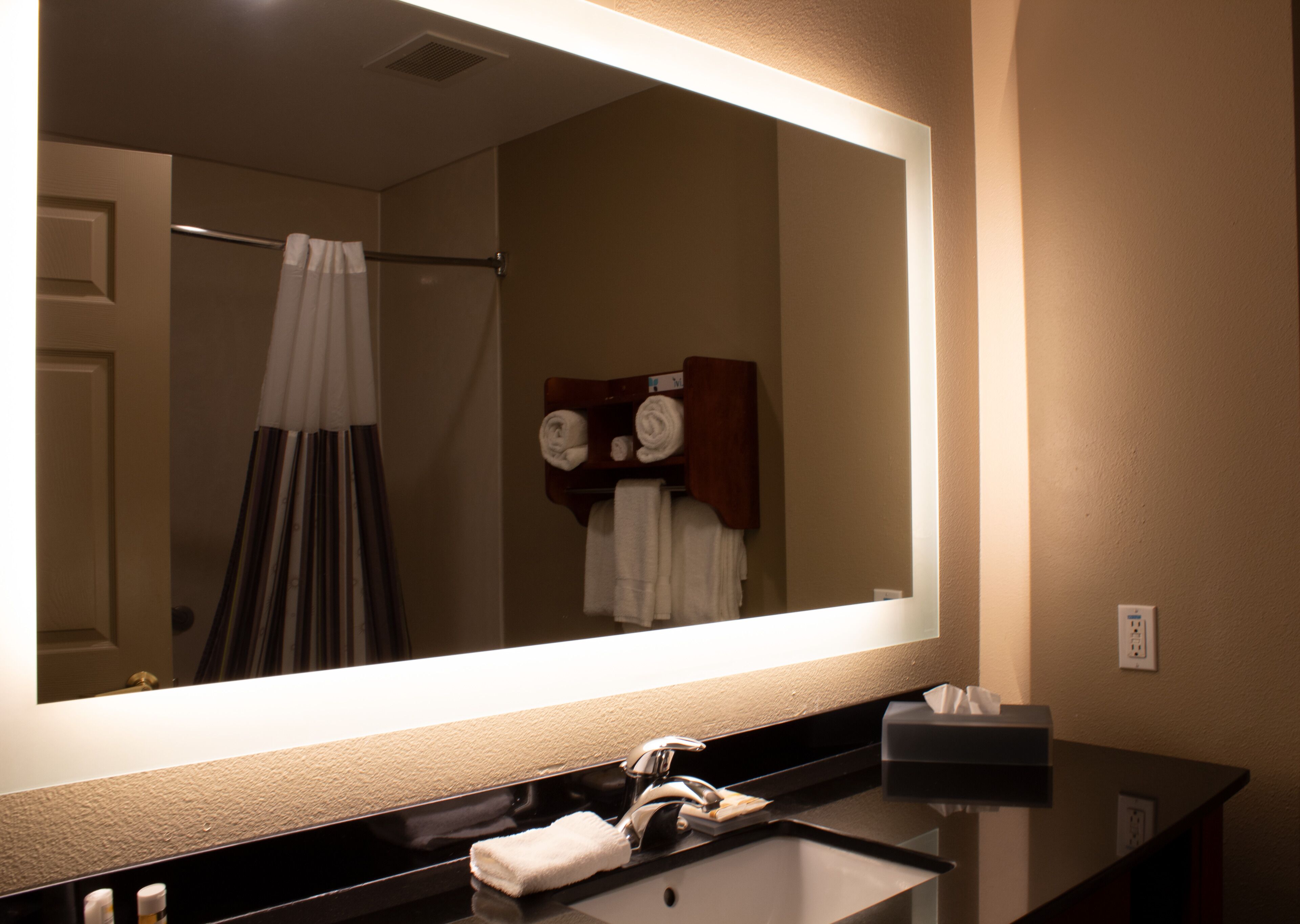 combined shower/bathtub, free toiletries, hair dryer, towels