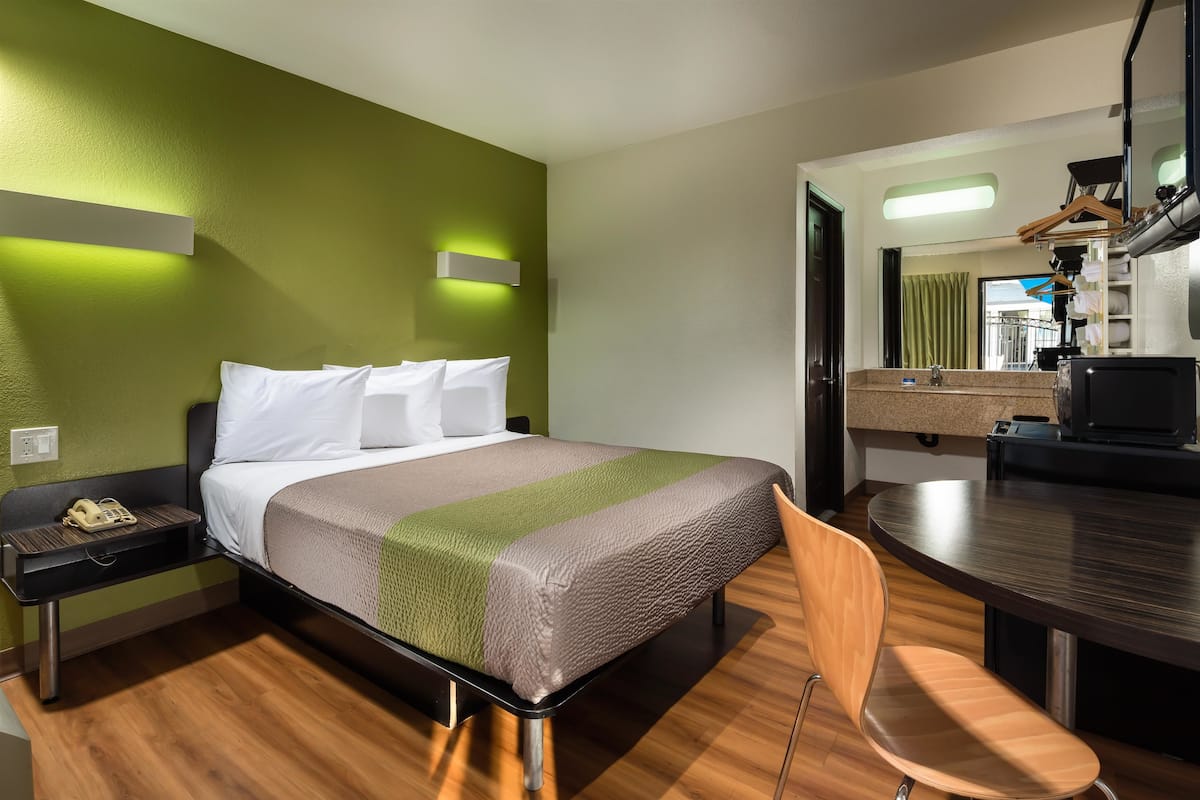 Free WiFi, bed sheets
