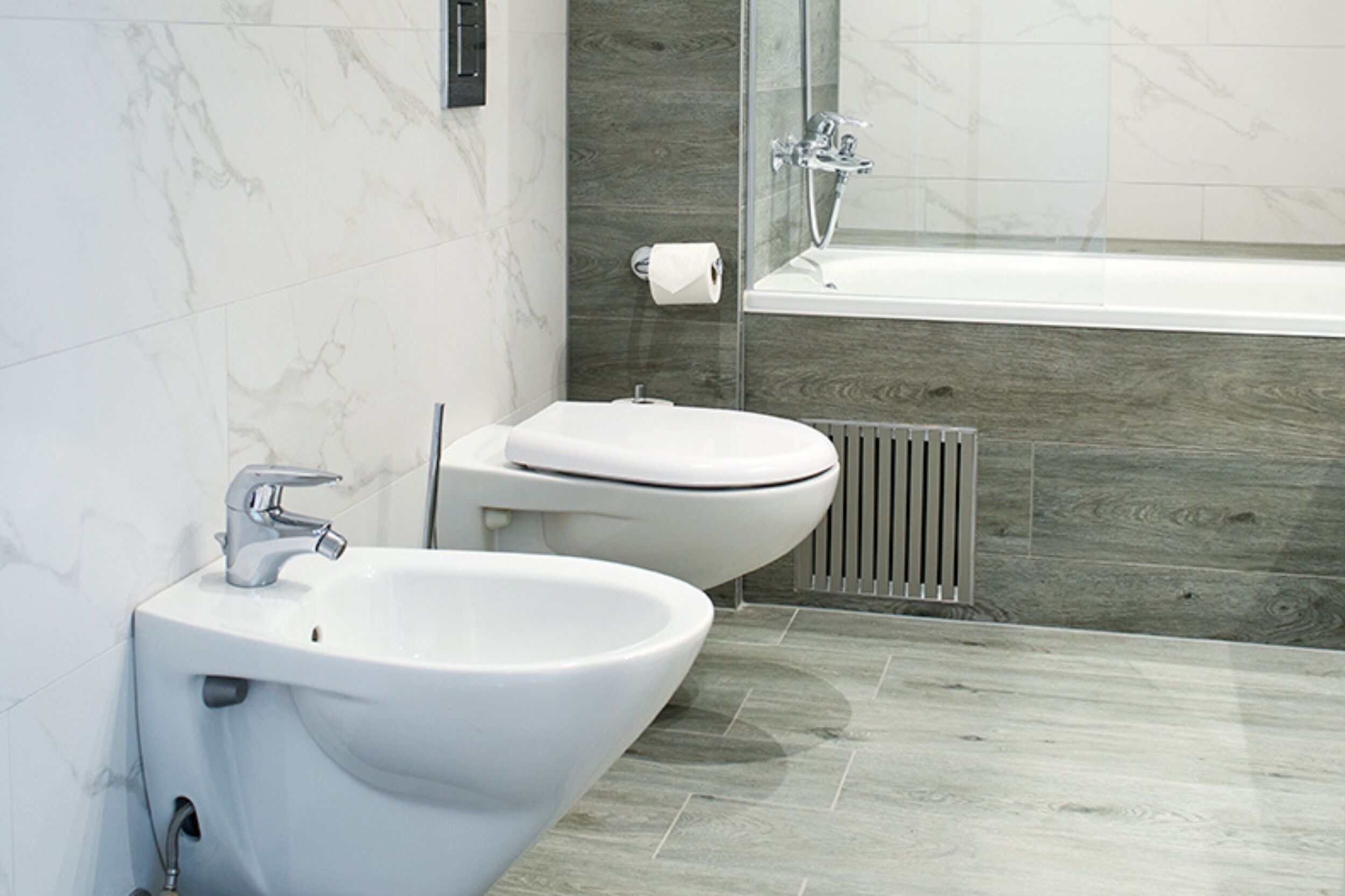 Un baño moderno con bidé, inodoro y bañera.