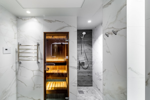 Sauna Suite | Bathroom | Shower, free toiletries, hair dryer, towels