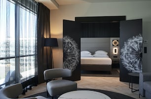 Sauna Suite | Ropa de cama de alta calidad, minibar, caja fuerte y escritorio