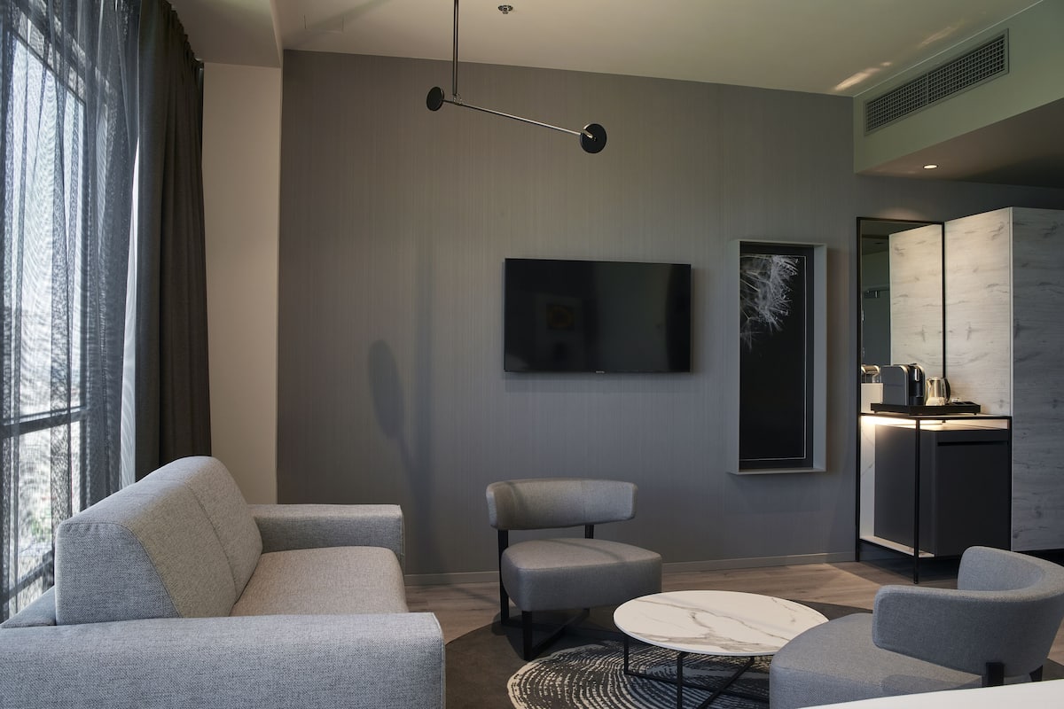 Cityside Suite | 1 slaapkamer, luxe beddengoed, een minibar, een kluis op de kamer