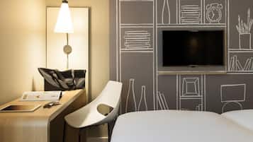 Habitación estándar, 2 camas individuales | Caja fuerte, escritorio, sistema de insonorización