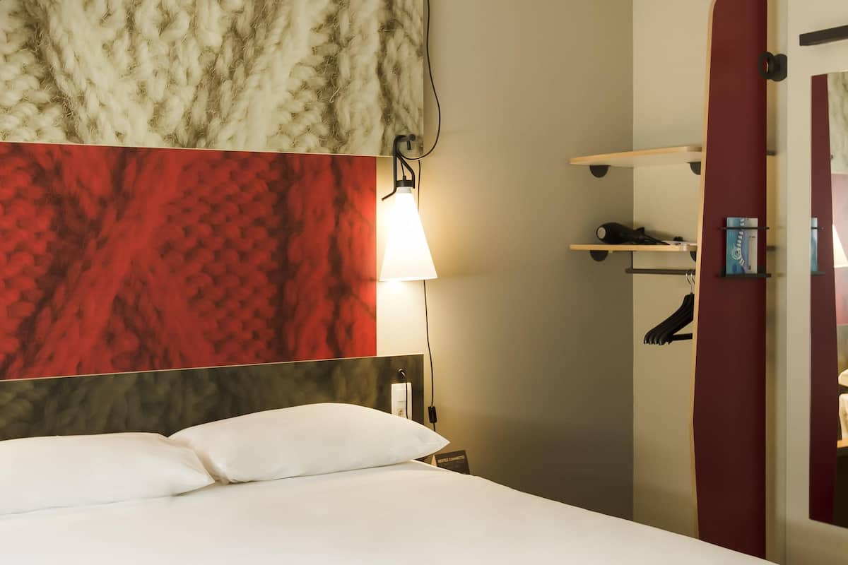 In-room safe, desk, soundproofing, iron/ironing board