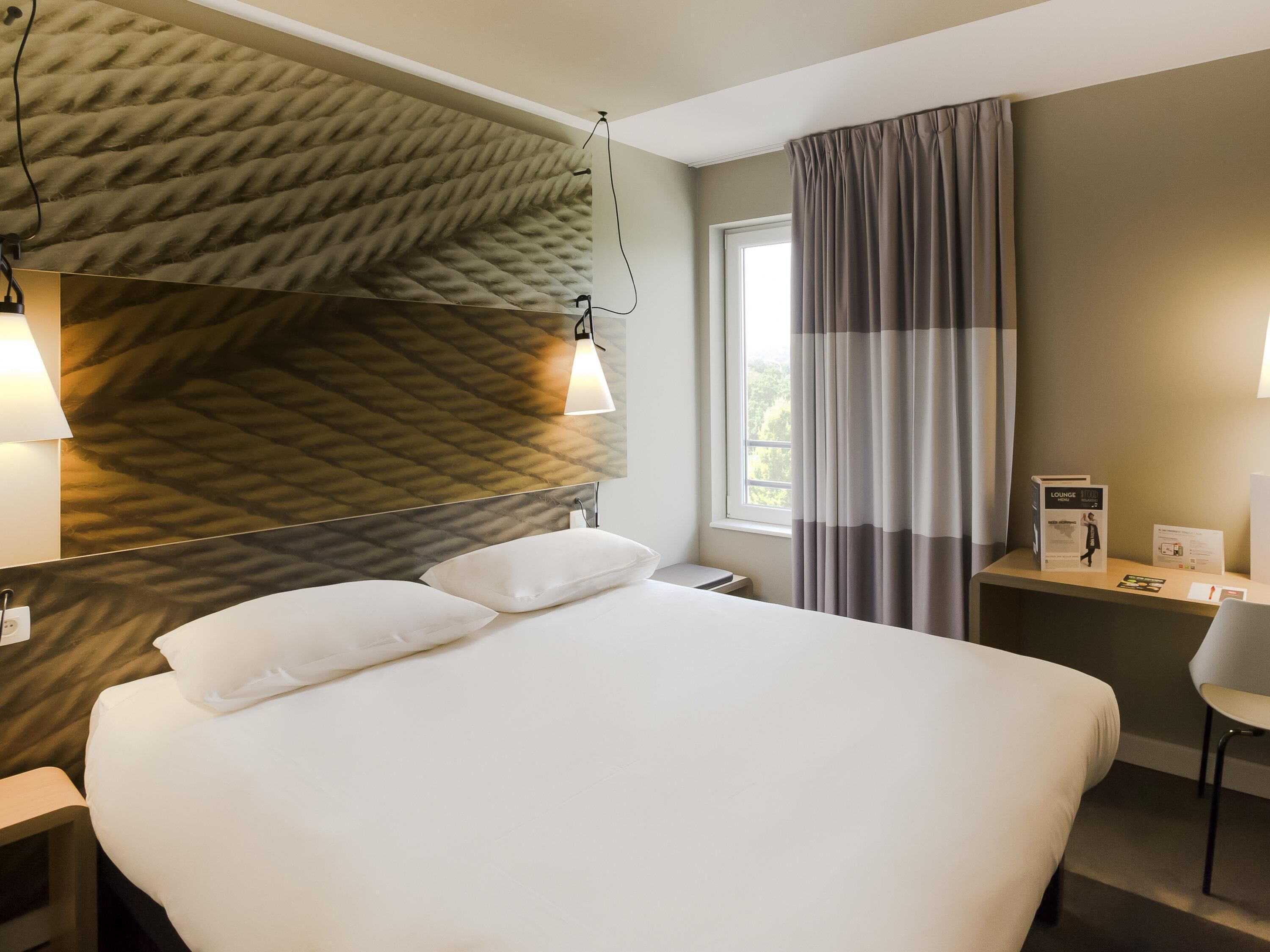 Standard Double Room, 1 Double Bed | In-room safe, desk, soundproofing, iron/ironing board (on request)