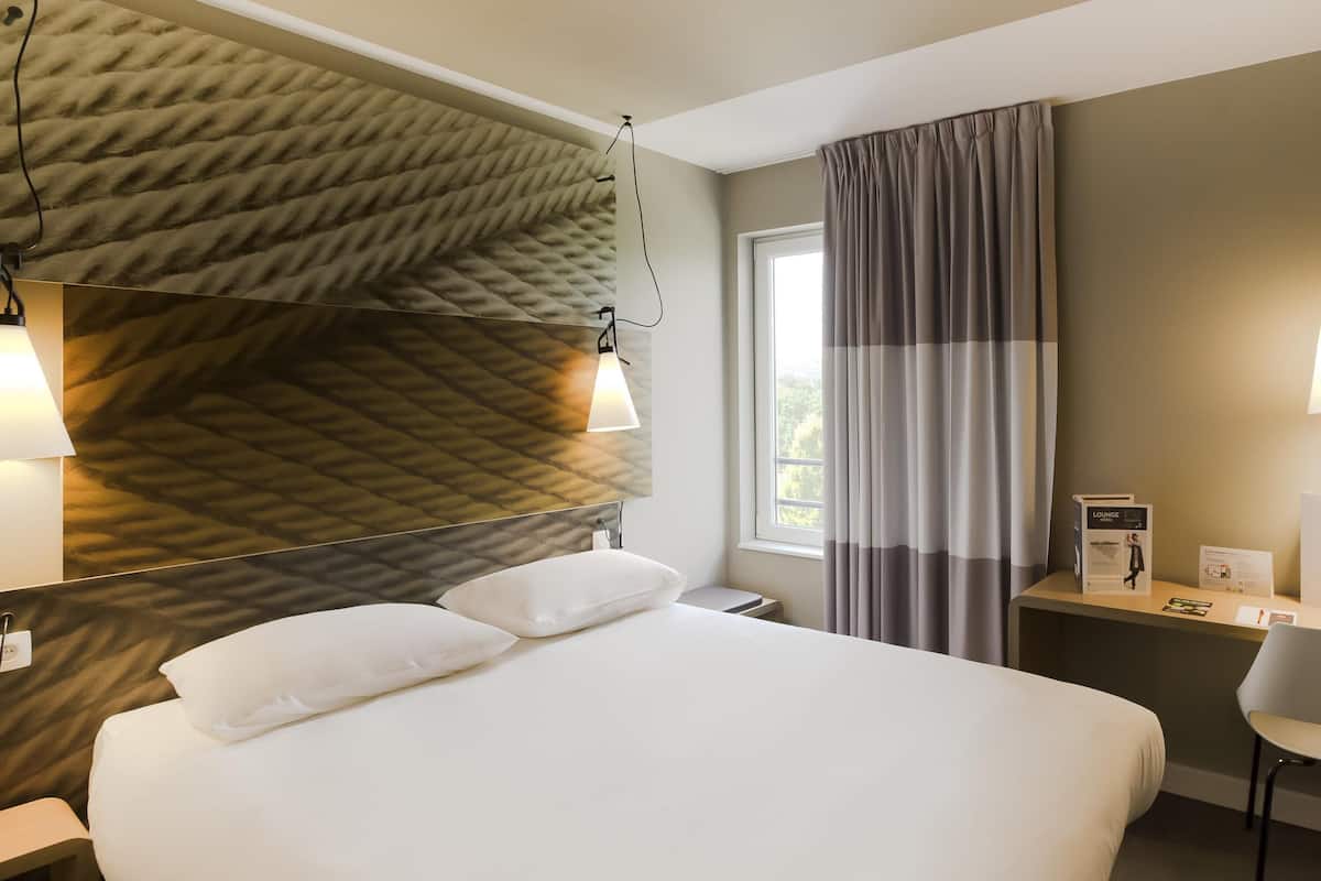 Standard Double Room, 1 Double Bed | In-room safe, desk, soundproofing, iron/ironing board (on request)