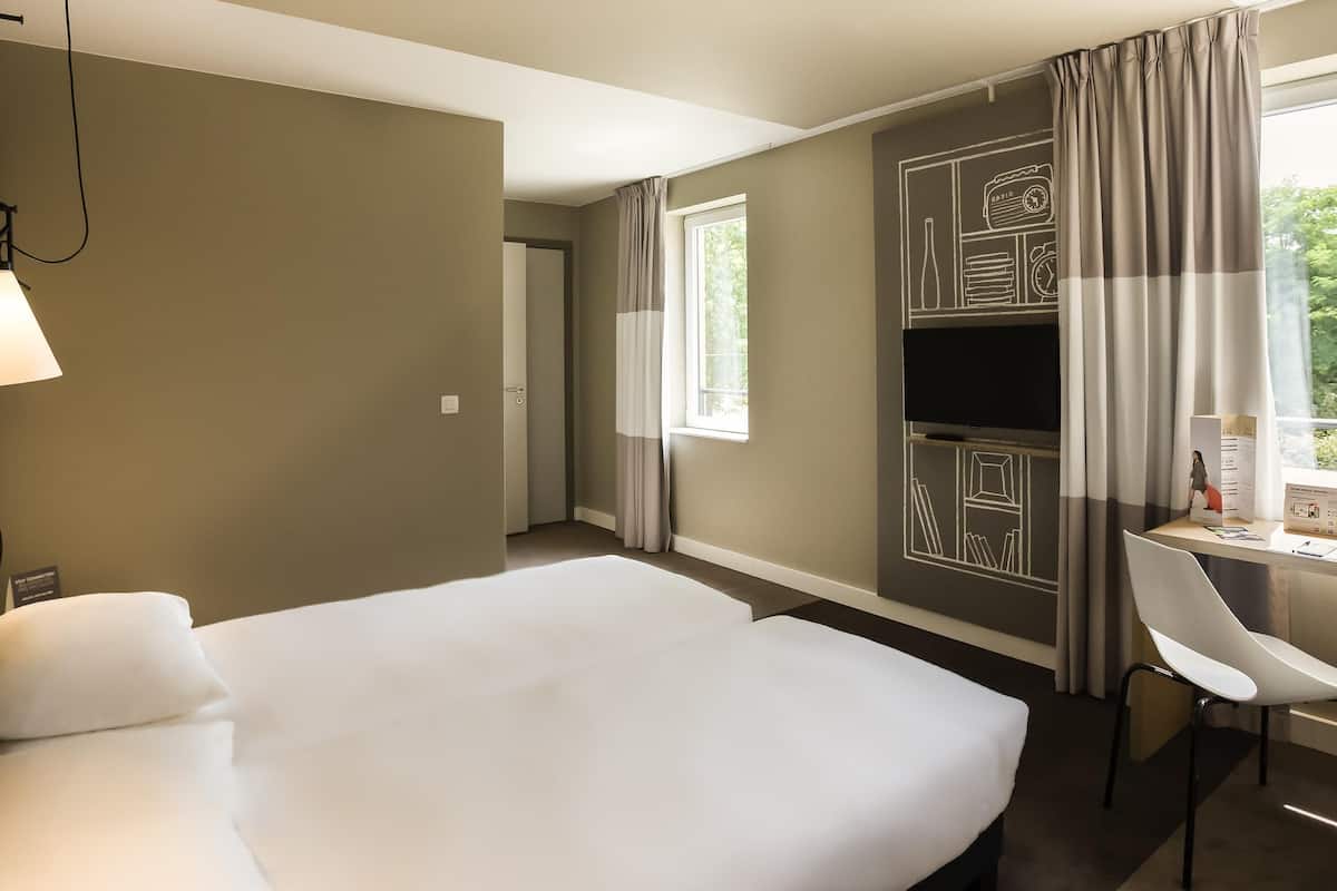 Premium Room, 1 Double Bed | In-room safe, desk, soundproofing, iron/ironing board