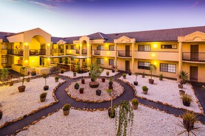 책상, 방음 설비, 다리미/다리미판, 유아용 침대