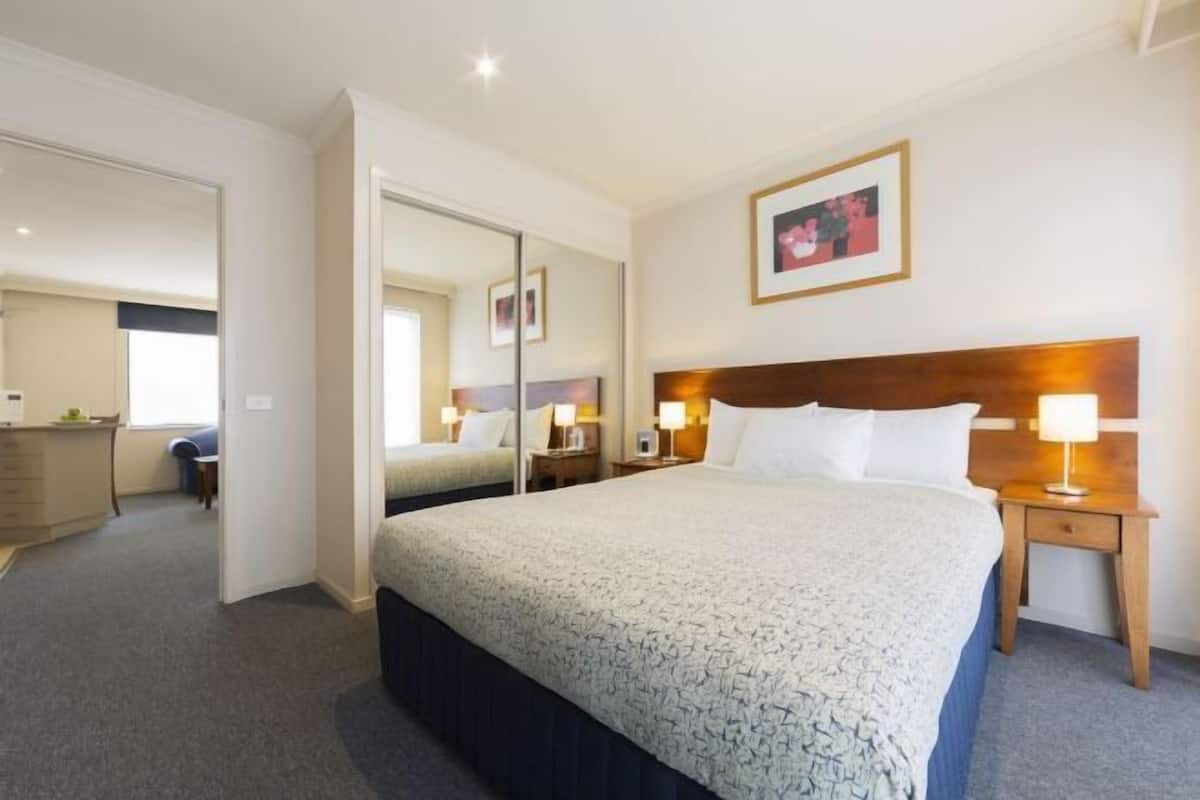 1 Schlafzimmer, Schreibtisch, schallisolierte Zimmer
