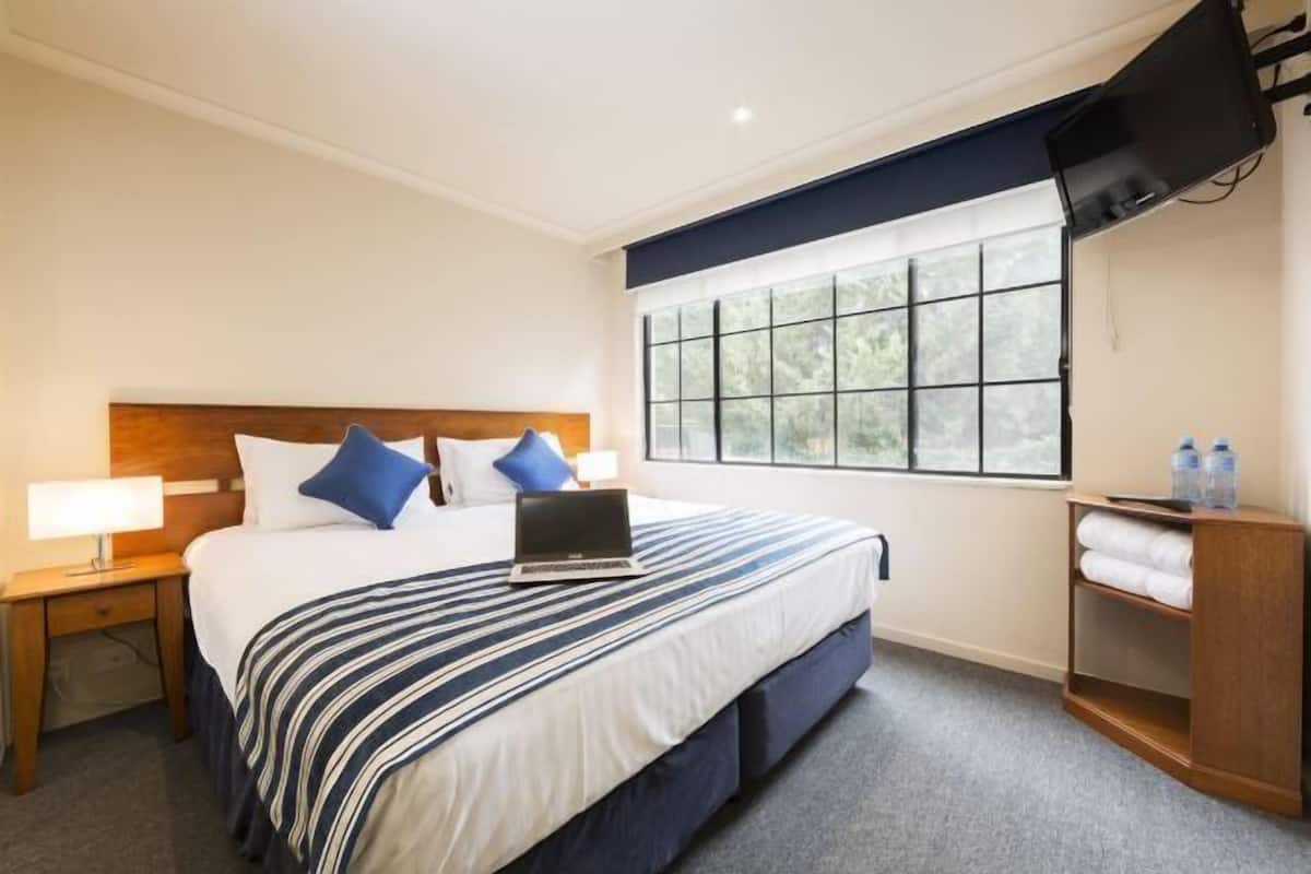 1 Schlafzimmer, Schreibtisch, schallisolierte Zimmer