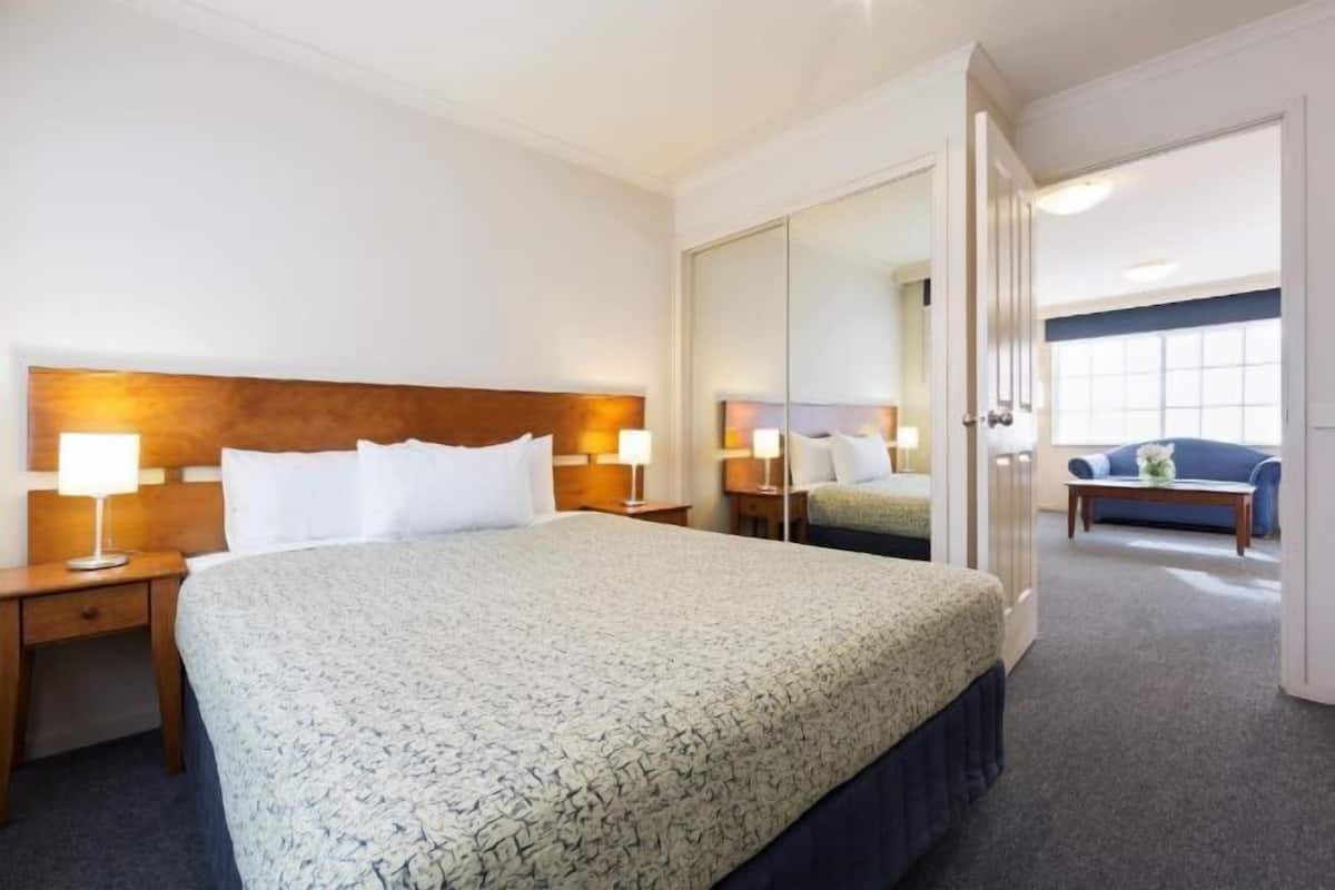 1 Schlafzimmer, Schreibtisch, schallisolierte Zimmer