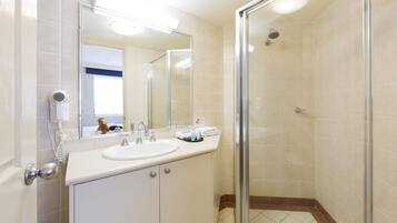 Ducha, artículos de tocador gratuitos, toallas