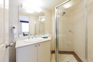 Shower, free toiletries, towels - Best Western Plus Canberra Central Apartments (Dickson)