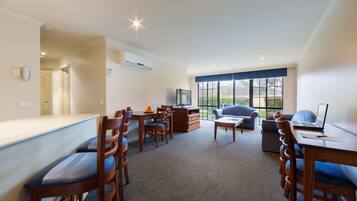 Apartment, 3 Bedrooms | Living room | 32-inch LCD TV with satellite channels, TV, first-run films