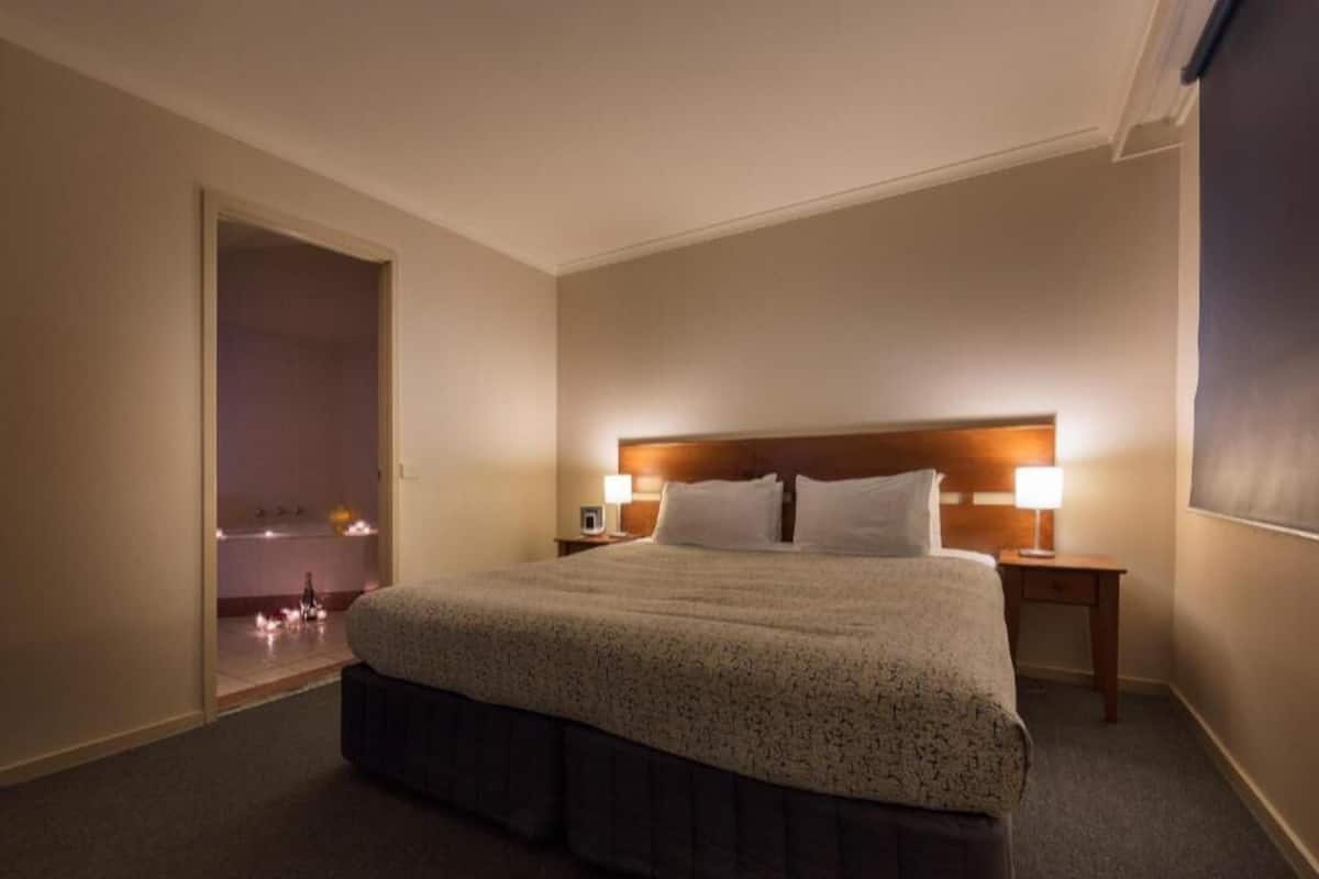 Escritorio, insonorización, tabla de planchar con plancha y cunas