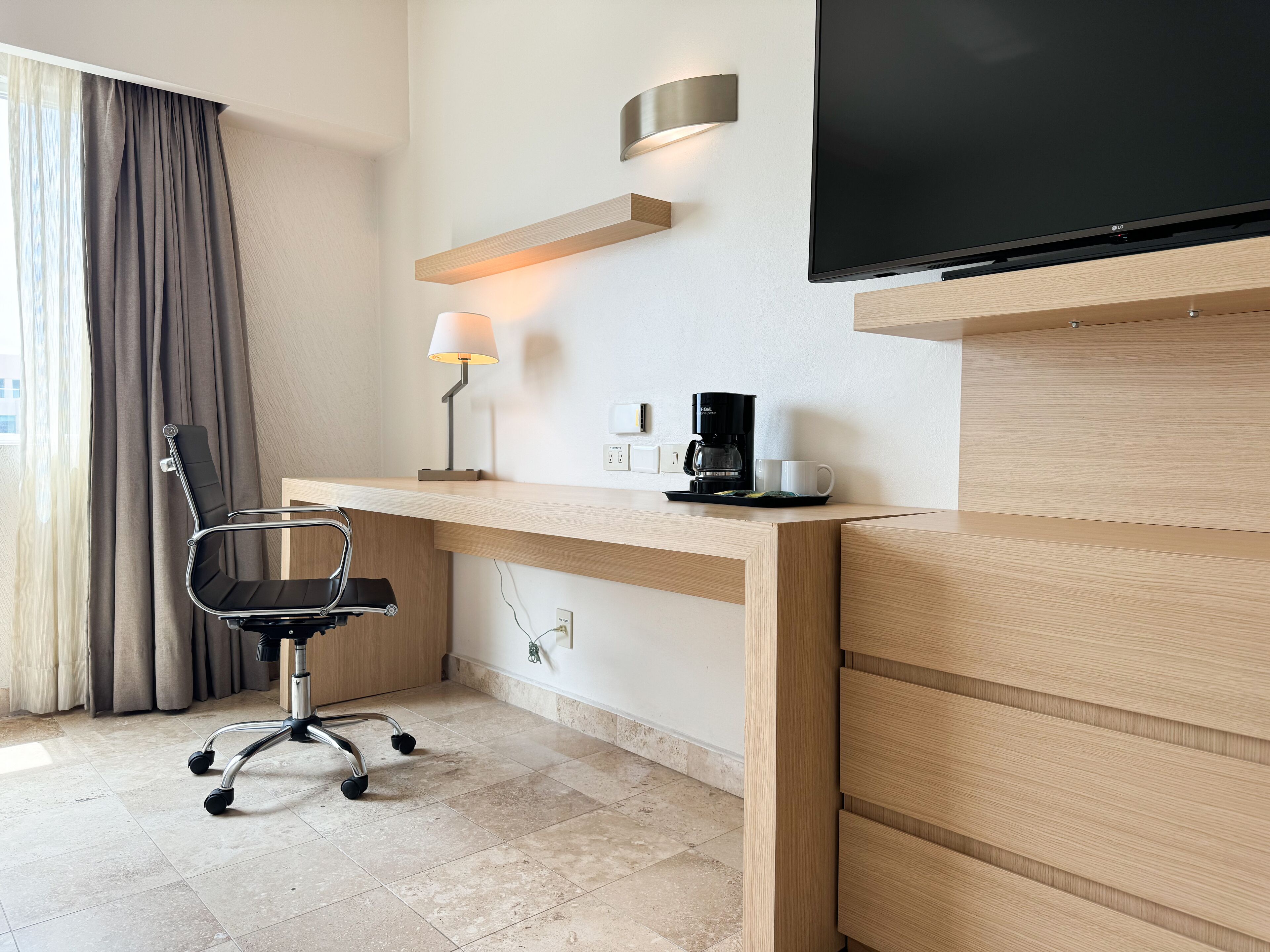 premium bedding, in-room safe, desk, laptop workspace