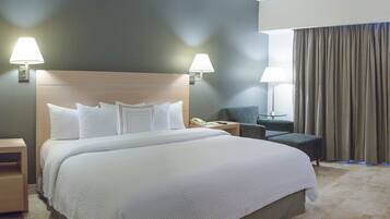 Ropa de cama de alta calidad y caja de seguridad en la habitación