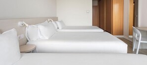 Minibar, nôi (giường cho trẻ sơ sinh) miễn phí 