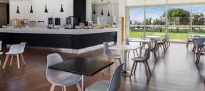 Se sirven almuerzos y cenas, cocina portuguesa