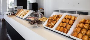 Déjeuner et dîner servis sur place, spécialités Cuisine portugaise