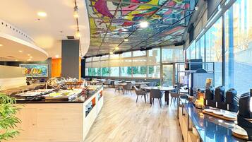 Café da manhã com buffet todos os dias (EUR 14 por pessoa)