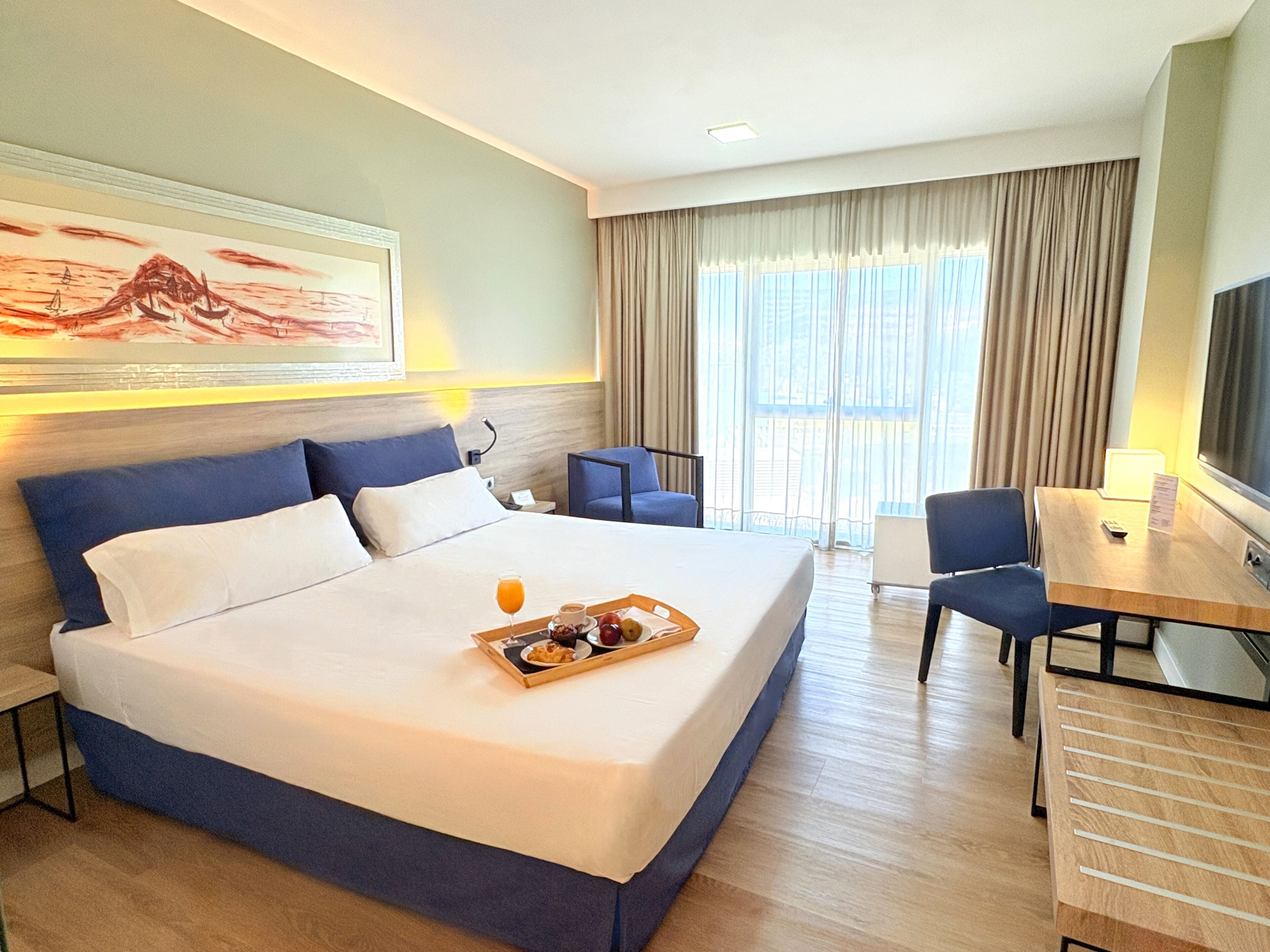 Donsdekens, een kluis op de kamer, een bureau, verduisterende gordijnen