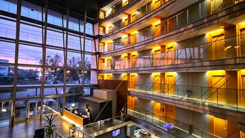 Façana frontal de l'allotjament (vespre/nit)