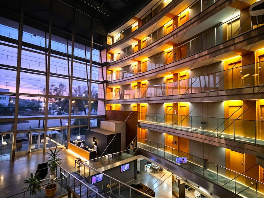 Fachada da propriedade à noite