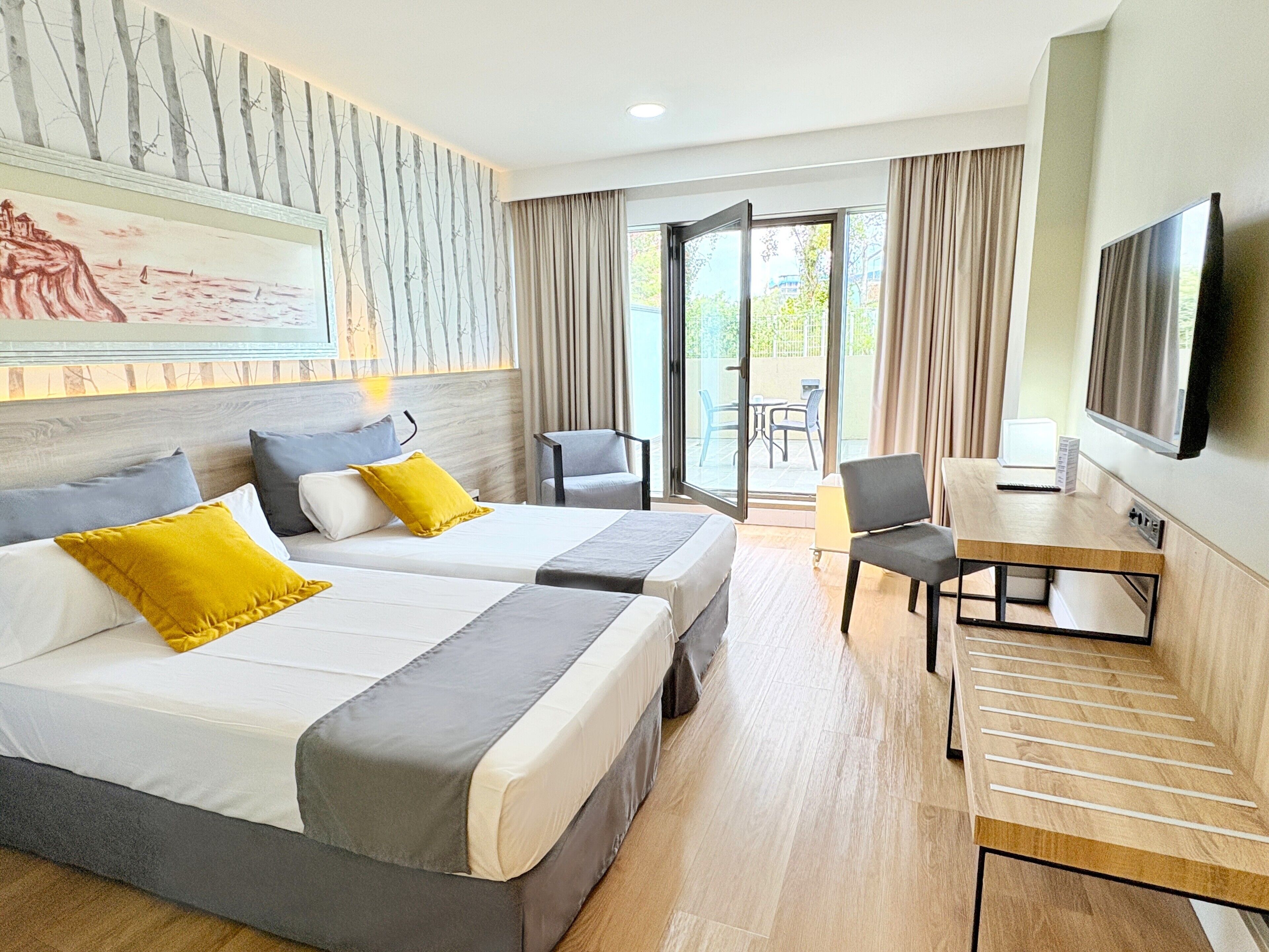 Superior kamer, terras | Donsdekens, een kluis op de kamer, een bureau, verduisterende gordijnen