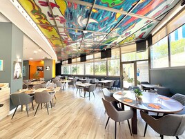 Breakfast and dinner served