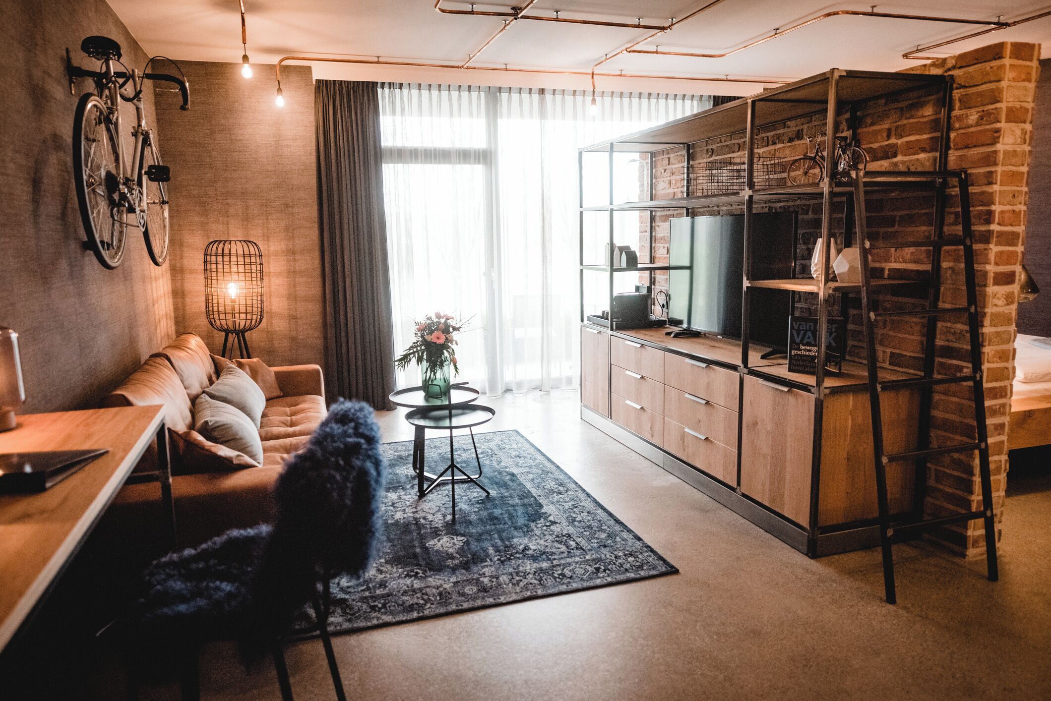 Suite (LOFT SUITE) | Een minibar, een kluis op de kamer, een bureau, verduisterende gordijnen